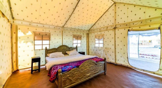 Кровать в общем номере Aspirants Trishul Desert Resort