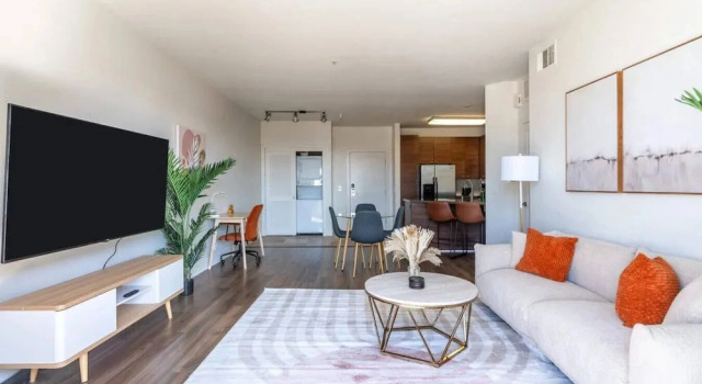 Sleek Marina Den, Central, Gym, Pool, King Bed