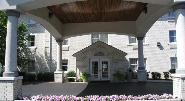 University Inn Hotel - Lexington, Забронировать Отель Лексингтон Bourbon Trail Kentucky, рядом с Спортивный комплекс Lexington Memorial Coliseum