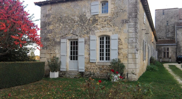 Chambre d'hôtes Château De Champdolent, Rezerwuj Hotel Hotele w Charente-Maritime z parkingiem, Parking