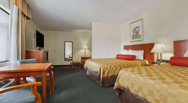 Четырёхместный полулюкс Travelodge Inn & Suites by Wyndham Anaheim on Disneyland Dr