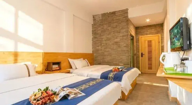 Кровать в общем номере (женский номер) Xiqiao Yunchen Hotel (Daocheng Yading Scenic Area)