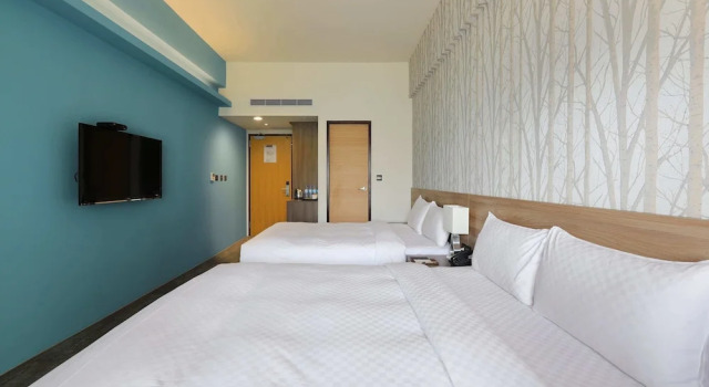 Standard Vierer Zimmer mit Balkon KUN Hotel