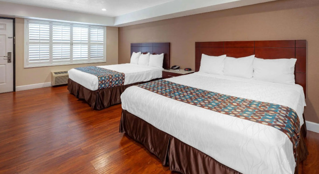 Четырёхместный номер Standard Travelodge by Wyndham Harbor City