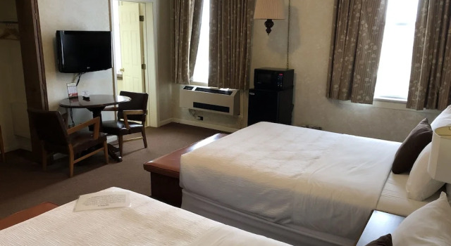 Четырёхместный номер Standard Stearns Hotel