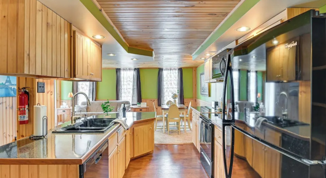 Апартаменты c 1 комнатой Pet-friendly Boonville Apt w/ Deck on Main Street!