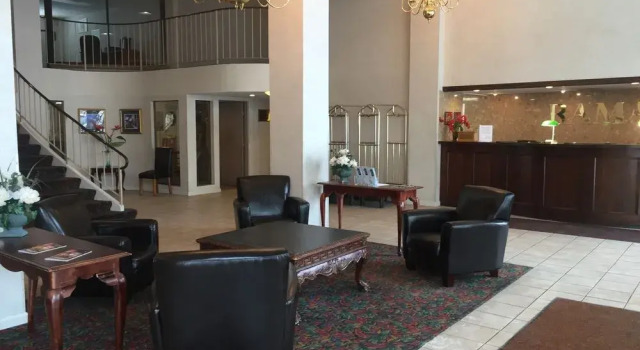 Ramada By Wyndham Milwaukee Downtown, Забронировать Отель Милуоки Висконсин, рядом с Милуокский театр