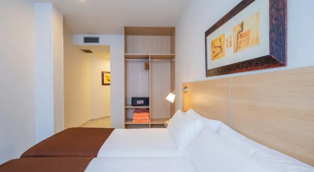 Четырёхместный номер Superior Hotel Glòries