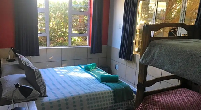 Hermanus Backpackers & Budget Accommodation, Забронировать Хостел Недорогие отели Херманус, рядом с Mediclinic Hermanus, недорого