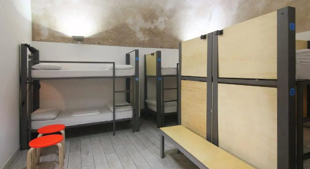 Bed in slaapzaal Ostello dei Sassi Matera