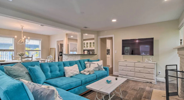 Коттедж Renovated Ozona Home w/ Views - Steps to Gulf