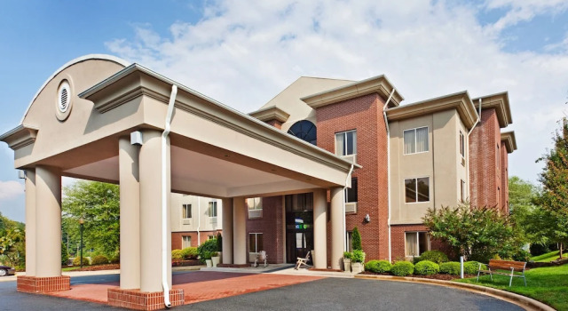 Comfort Inn & Suites Brevard North, Забронировать Отель Бревэрд Северная Каролина