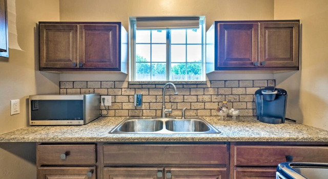 Коттедж Oklahoma City Home w/ Yard - 5 Mi to Downtown!