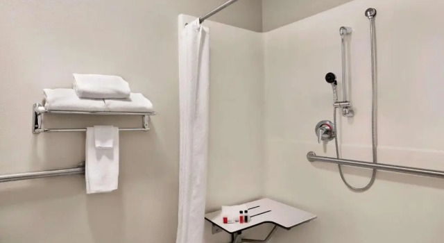 Номер Deluxe Travelodge by Wyndham Low Moor Near Covington