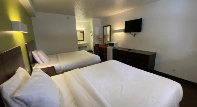 Четырёхместный номер Deluxe Skylight Inn Willoughby - Cleveland Mentor