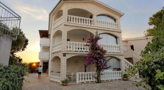 Lias - With Restaurant - SA3