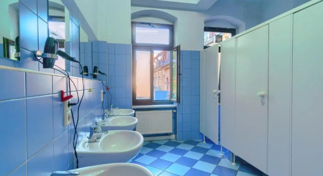 Кровать в общем номере (мужской номер) Hostel Mondpalast