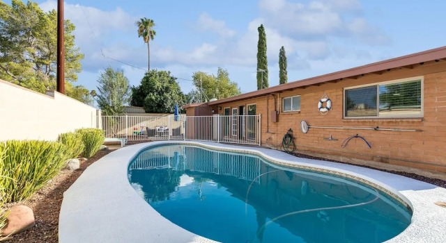 Коттедж Family-friendly Desert Oasis 5 Bedroom Home by RedAwning