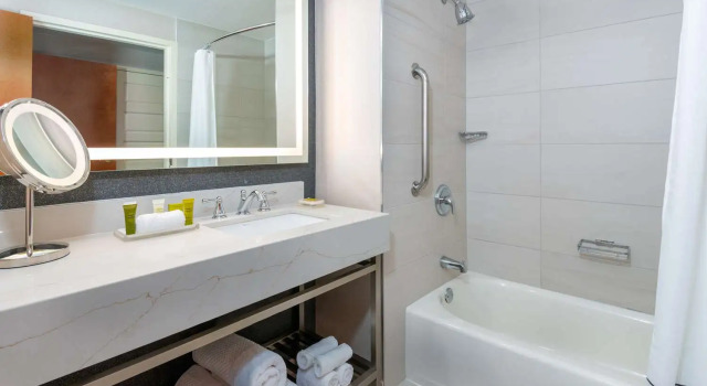 Номер Standard Hilton Charlotte Airport Hotel