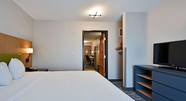 Люкс c 1 комнатой Country Inn & Suites by Radisson, Bloomington-Normal Airport, IL