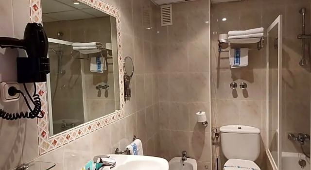 Четырёхместный номер Standard с балконом Hotel Casa Morlans