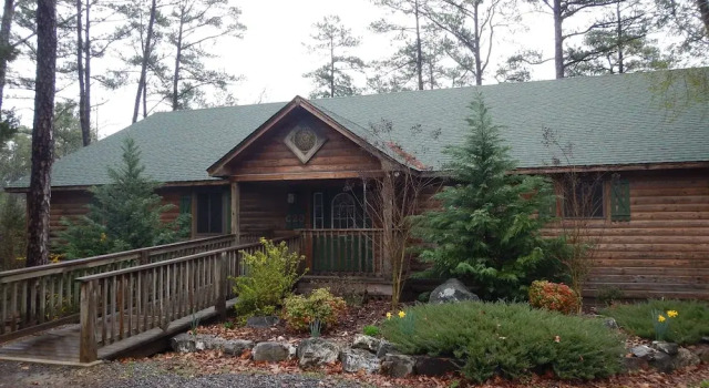Lake view three bedroom, three bath cottage with private hot tub overlooking Lake Ouachita. by RedAwning, Varaa Lomakoti Hotellit Ozark uima-altaalla, Uima-allas