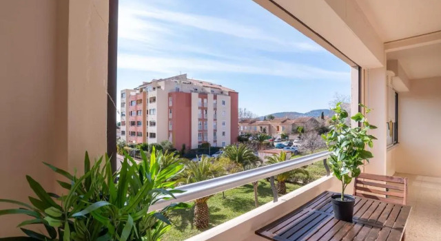 Flat with loggia at 10min from the BEACH, Забронировать Отель Йер Var coast