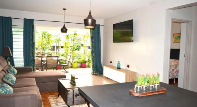 Апартаменты Kai cosy apartment with terrace pool and sea view near Papeete