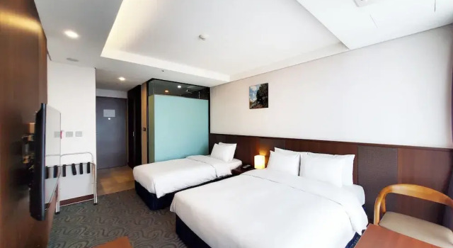 Двухместный семейный номер Standard с балконом и с частичным видом на океан Ramada by Wyndham Gangwon Sokcho