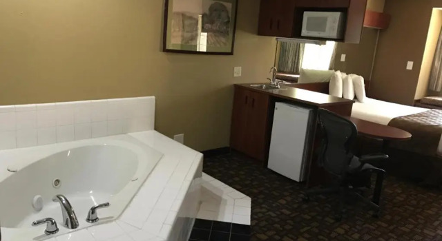 Люкс Deluxe Microtel Inn & Suites by Wyndham Lithonia/Stone Mountain