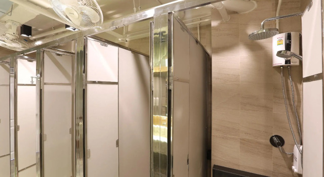 Кровать в общем номере Pop-In Aonang