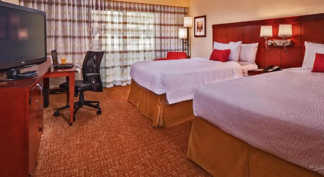 Четырёхместный номер Standard Courtyard Hampton