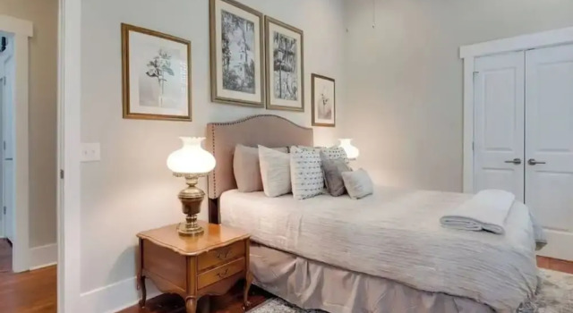 Beautifully Renovated 5 bedroom 5 bath, Забронировать Дом для отпуска Коттеджи Саванны, рядом с Монументальная объединённая методистская церковь Весли, Коттедж