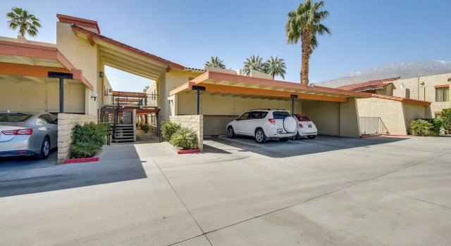 Pool Access: Pet-friendly Palm Springs Condo, Забронировать Апартаменты/квартира Палм-Спрингс Coachella Valley, рядом с Heritage Palms Golf Club