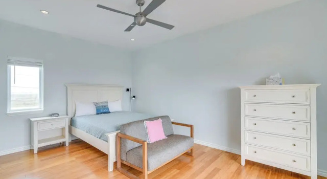 Wake Up to Waves Oceanfront Surfside Home, Book Feriehus Sommerhuse i Surfside Beach, Hytte