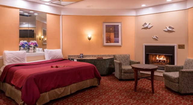 Люкс Deluxe Inn of The Dove Romantic Luxury & Business Suites