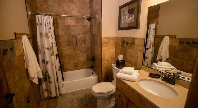Кровать в общем номере Lewis & Clark Resort