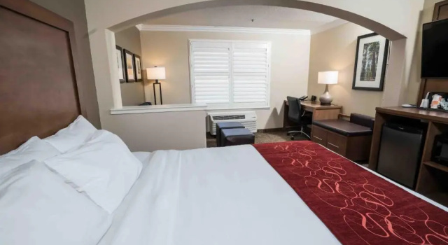 Люкс Comfort Suites Fresno River Park