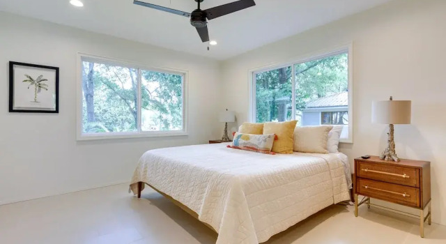 Chic Ocean Springs Vacation Rental Near Downtown!, Забронировать Отель Оушен-Спрингс Миссисипи - побережье, рядом с Little Childrens Park