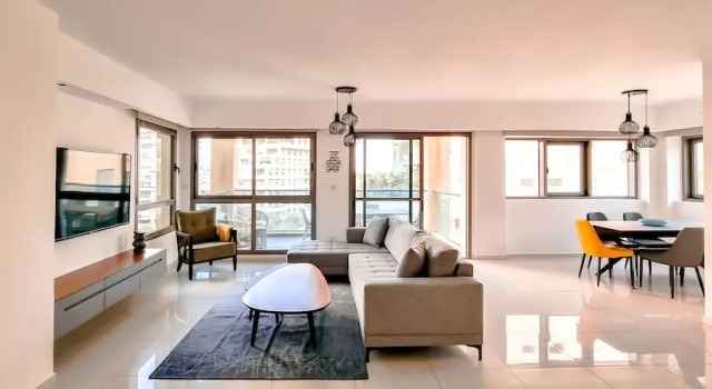 Апартаменты Deluxe с балконом Condo & Pool in New North by FeelHome