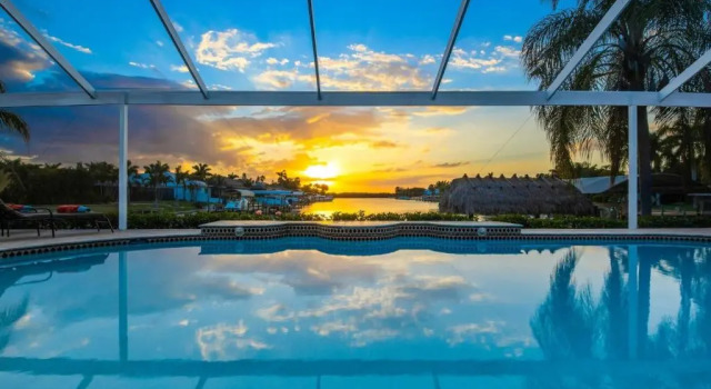 Апартаменты STUNNING Villa with Custom pool, Spa, pool table, Kayaks & sleeps 14! - Villa Flandria - Roelens
