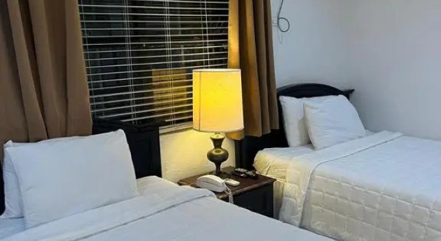 Двухместный номер Standard с видом на сад Colony Club Inn & Suites