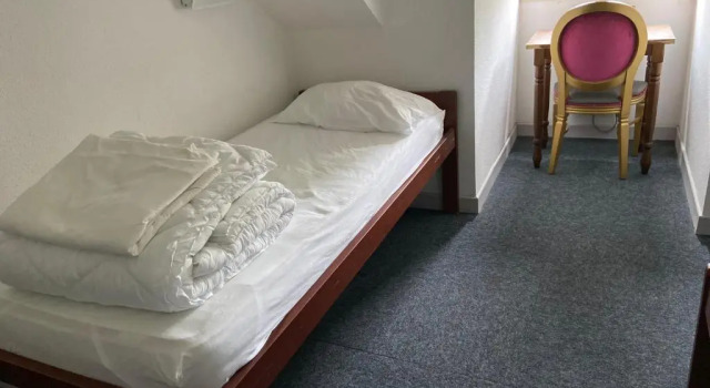 Кровать в общем номере Auberge de la Vallée dOssau