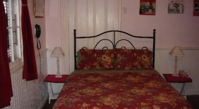 Номер Deluxe The Burgundy Bed and Breakfast