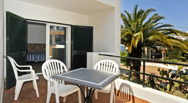 Апартаменты Apartaments El Berganti en Canyelles Petites