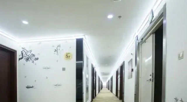 Red Cross Hotel (Tongliao Huolingole Railway Station Huolinhe Night Market Branch), Book Hotel Hoteller i Inner Mongolia med parkering, Parkering