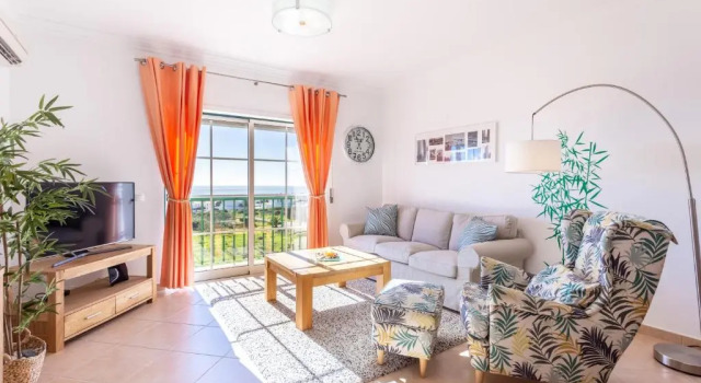 Lovely 2 bedroom apartment including pool, stunning ocean views & beach closeby, Rezerwuj Apartament Hotele w Algarve z parkingiem, Parking