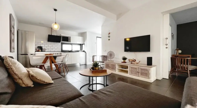 Apartment - Sleeps 4 - Parking - Beach Close