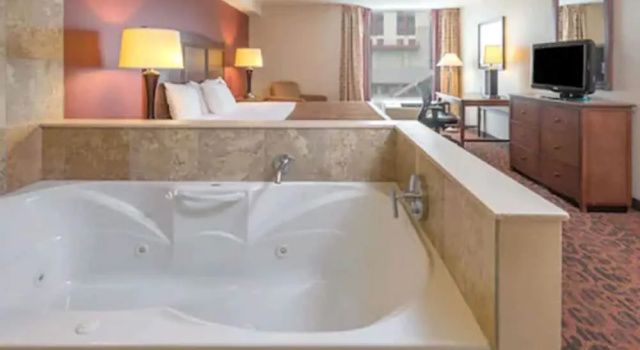 Двухместный люкс Ramada by Wyndham Niagara Falls/Fallsview