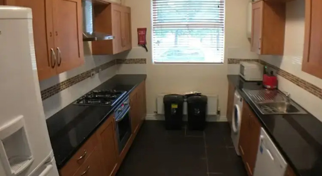 Коттедж с 4 комнатами Blackberry House - Sleeps 6 with Parking and Netflix TV